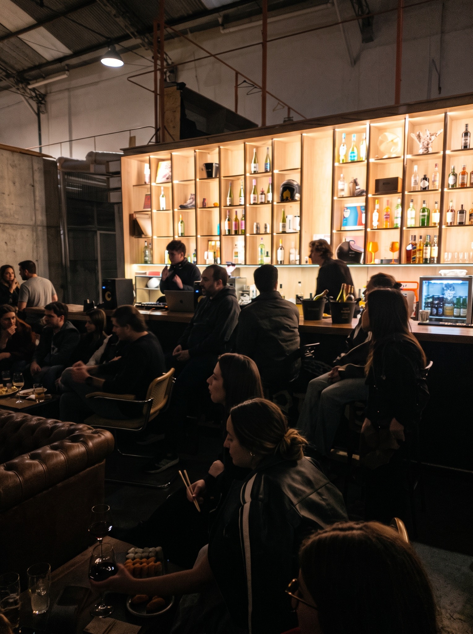 Vista del público y la barra de Consulado