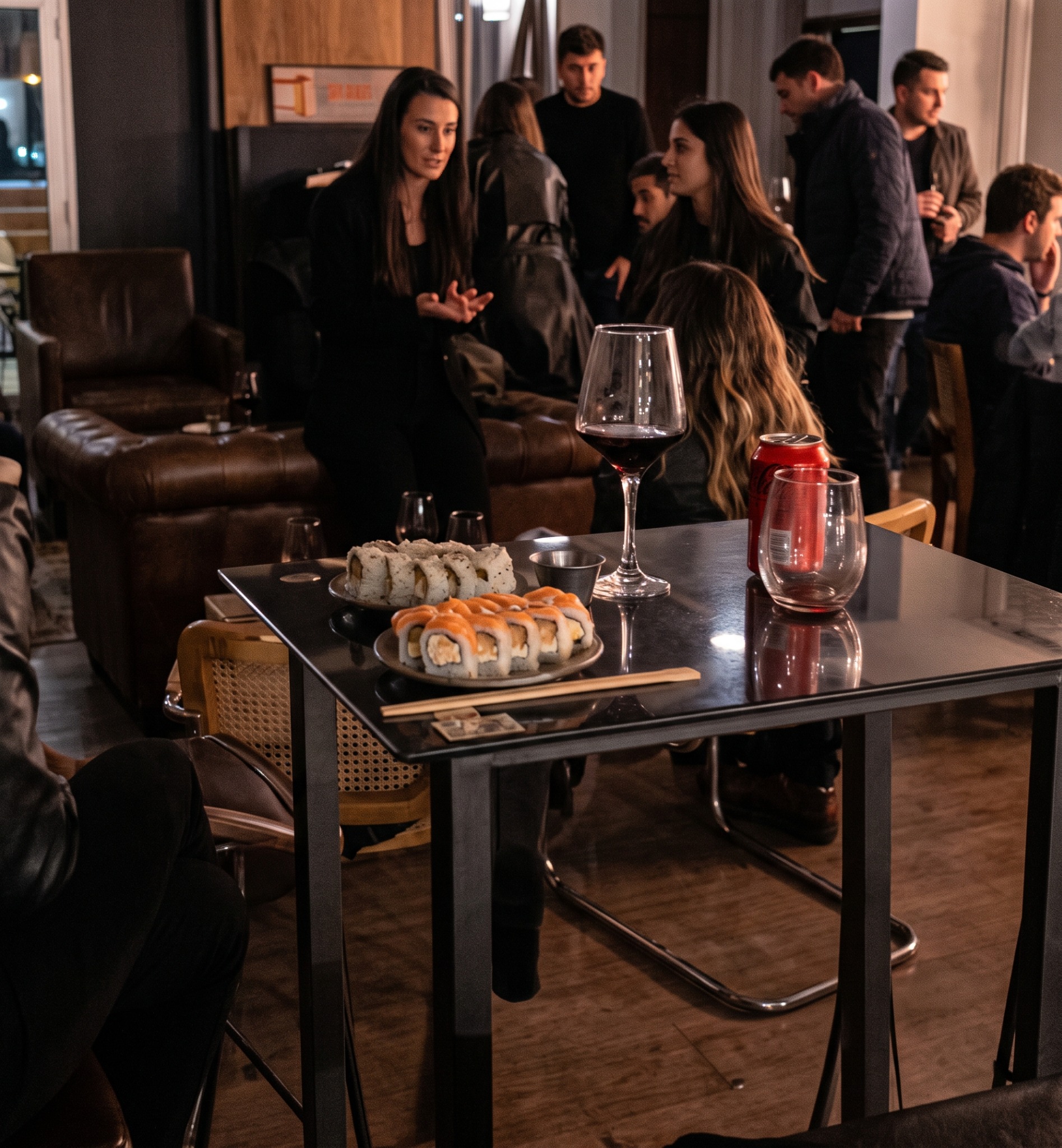 Encuentro alrededor de la mesa con vinos y sushi