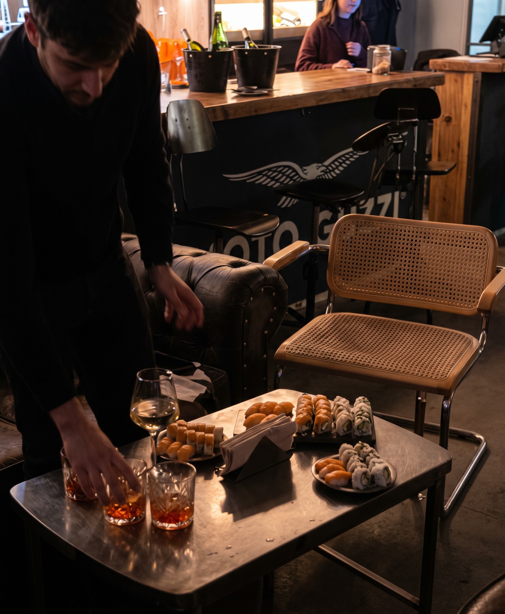 Servicio de sushi y bebidas durante la noche