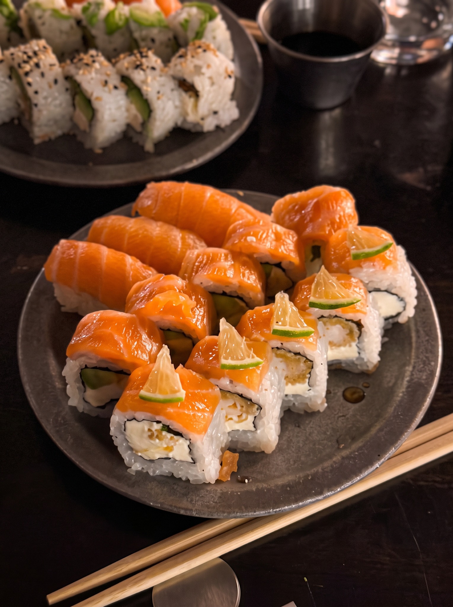 Selección de piezas de sushi servidas durante el evento