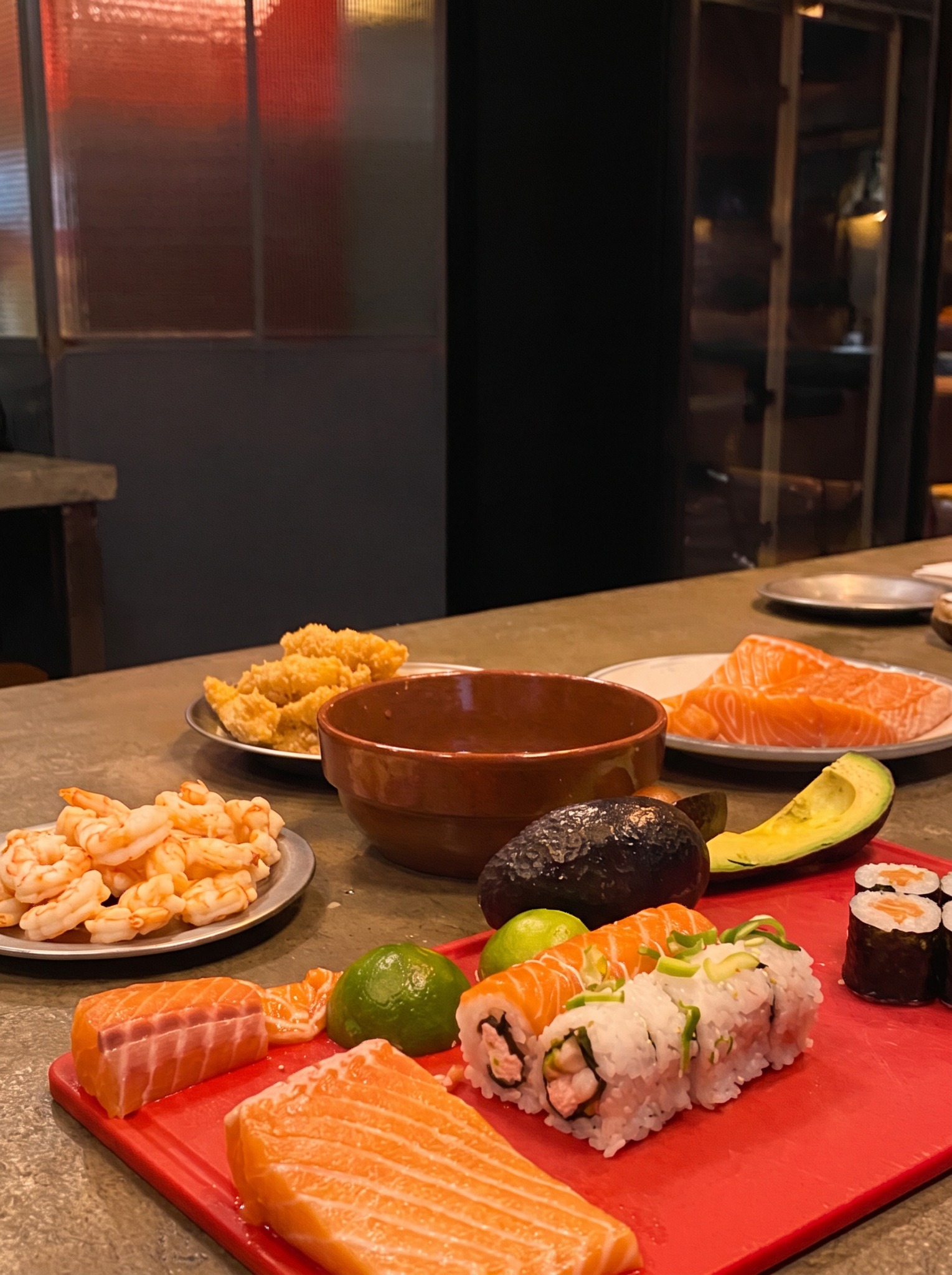 Mesa preparada con vinos y sushi en Consulado